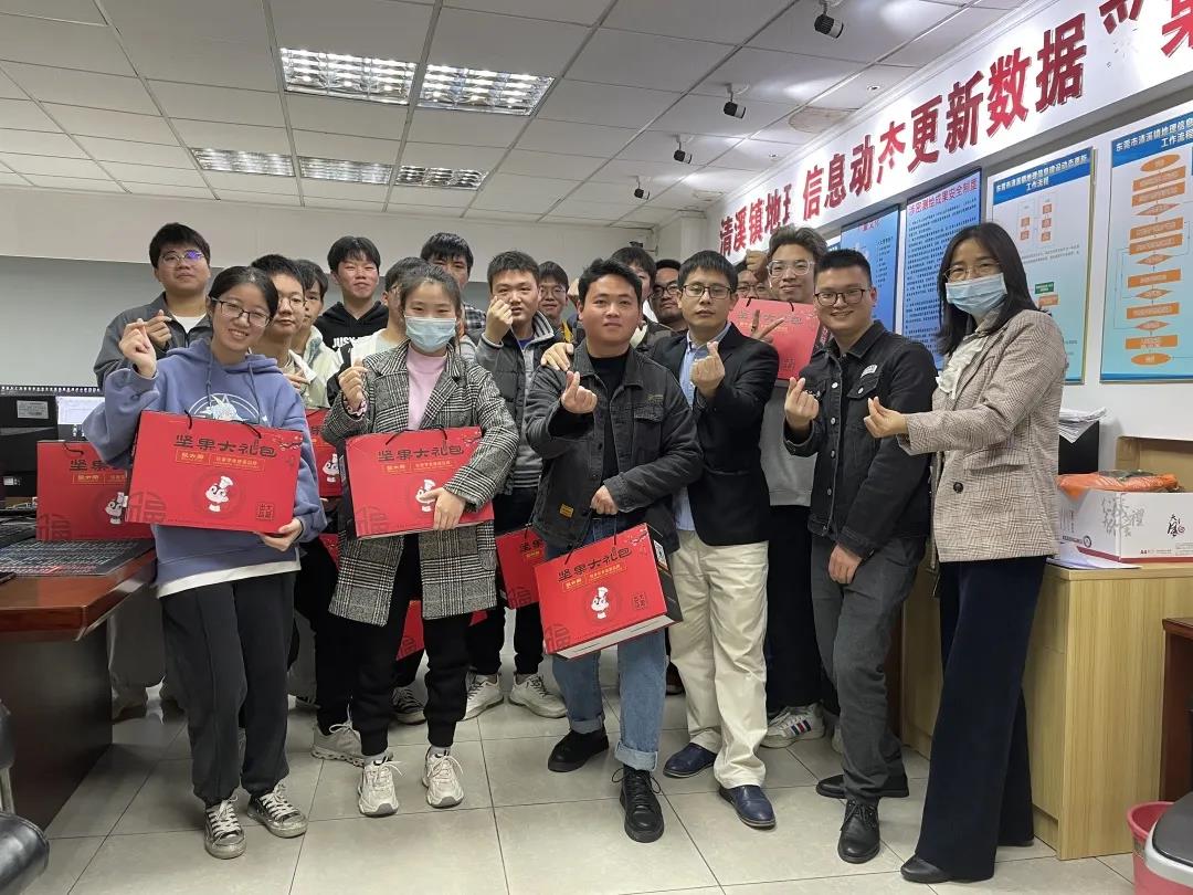走访慰问，，，，，，年货上门，，，，，，永乐高ylg888888集团多项行动确保项目部员工“就地”过好年！