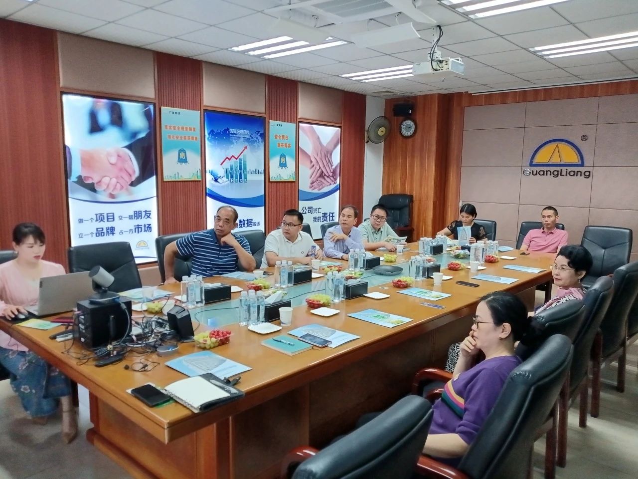 高州市根子镇政府党委及商会向导一行莅临永乐高ylg888888集团交流座谈同营生长